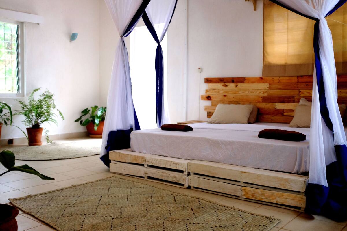 Escritorio y ropa de cama