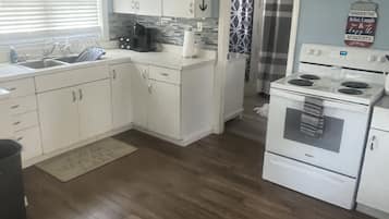 Kylskåp, mikrovågsugn, ugn och kaffe- och tebryggare