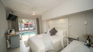 Comfort-Zimmer, Poolblick (Queen 4) | Hochwertige Bettwaren, Daunenbettdecken, Minibar, individuell dekoriert