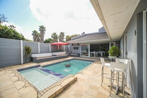 Outdoor pool, open 8:30 AM to 7:00 PM, pool umbrellas, sun loungers - Lido Living (East London)