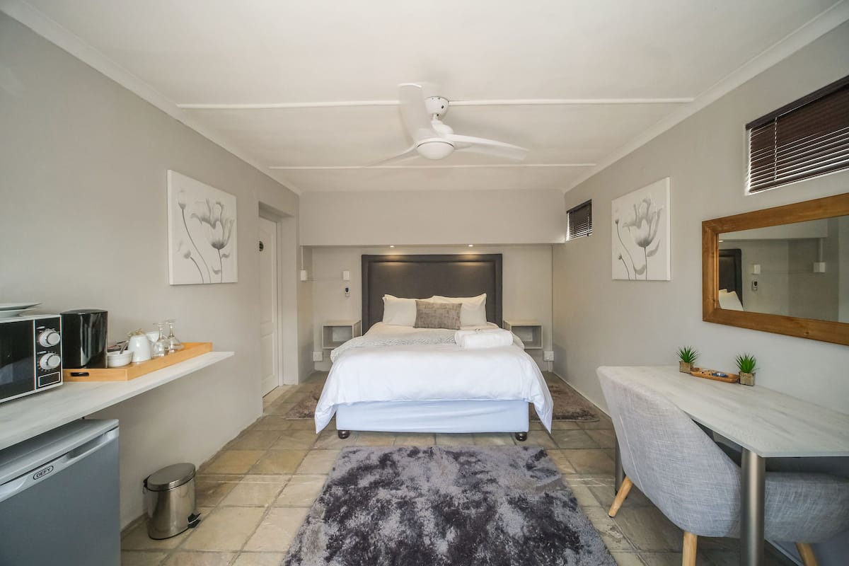 Premium bedding, down comforters, minibar, desk