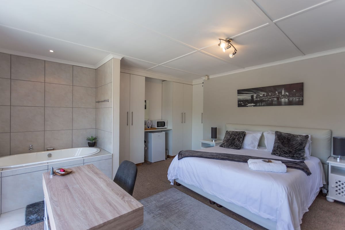 Chambre Supérieure (King 1) | Literie de qualité supérieure, couette en duvet d'oie, minibar