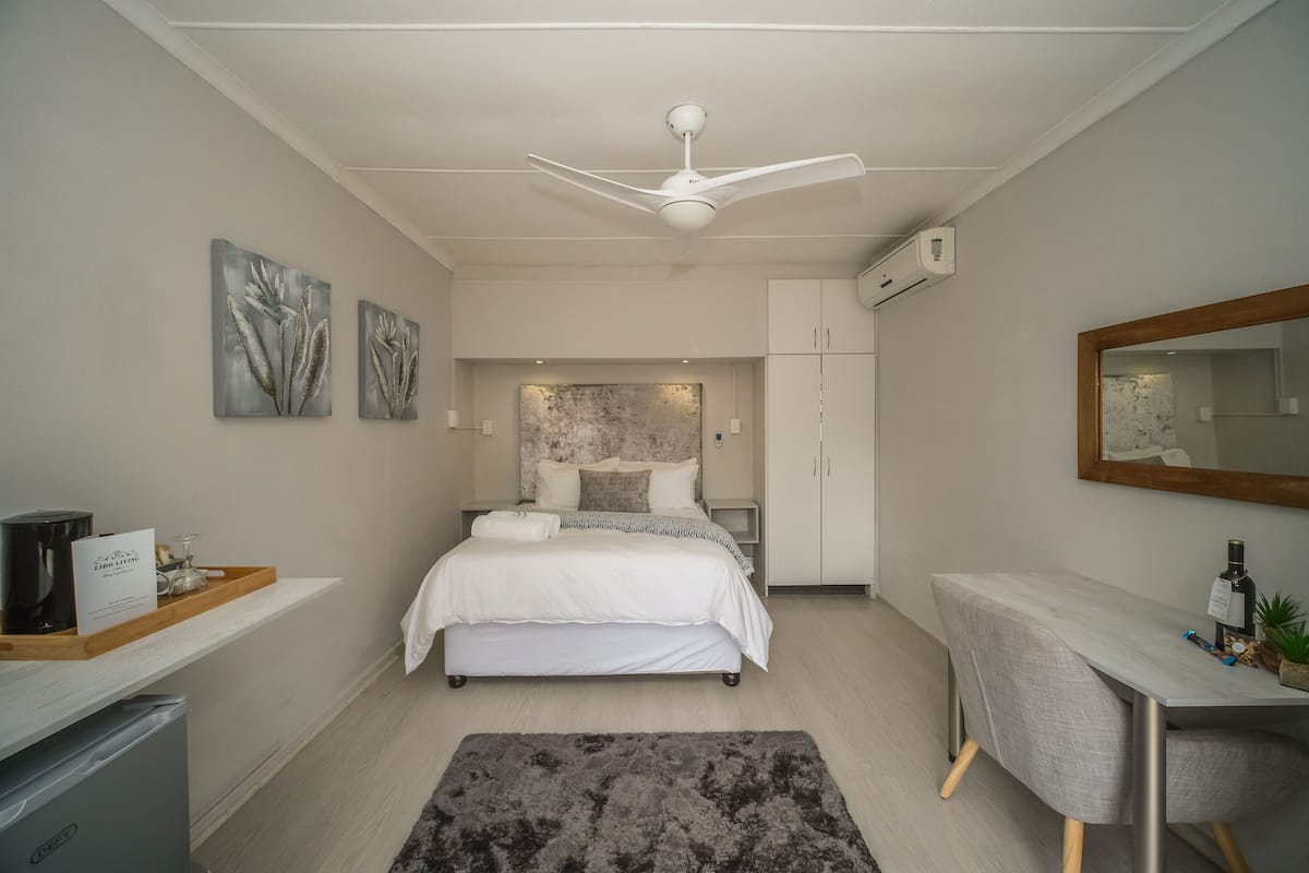 Deluxe Room (Queen 5)
