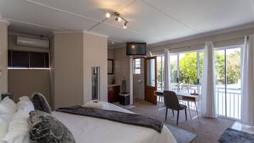 Superior Room (King 1) | Premium bedding, down comforters, minibar, desk