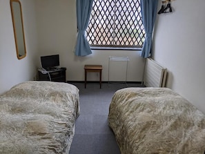 Twin Room, 2 Single Beds, Non Smoking, Shared Bathroom | Desk, free WiFi, bed sheets