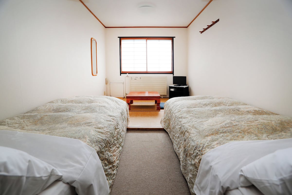 Economy Twin Room | 1 bedroom, desk, free WiFi, bed sheets