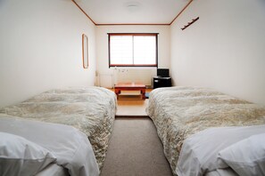 Economy Twin Room | Desk, free WiFi, bed sheets - Hotel Madam Mirei (Myoko)