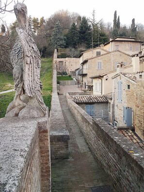 Property grounds - Independent Historic Residence Situated on a charming Renaissance Square (Urbino)