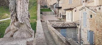 Demeure historique indépendante située sur une charmante place Renaissance