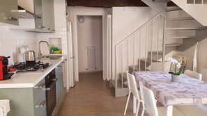 Fridge, microwave, oven, stovetop - Independent Historic Residence Situated on a charming Renaissance Square (Urbino)