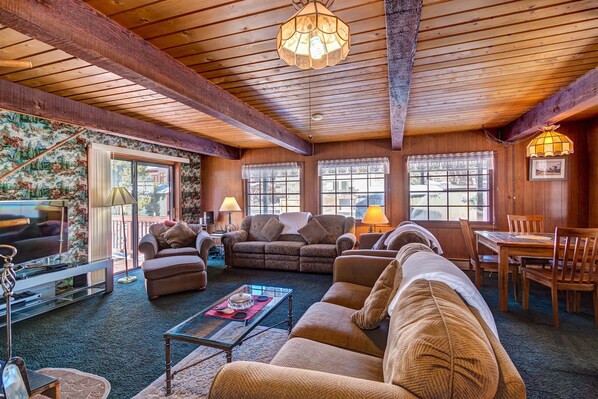 Smart-TV, Kamin, DVD-Player, Bücher