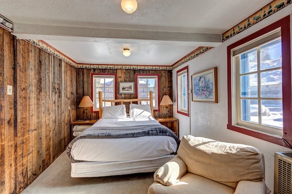 7 bedrooms, iron/ironing board, WiFi, bed sheets