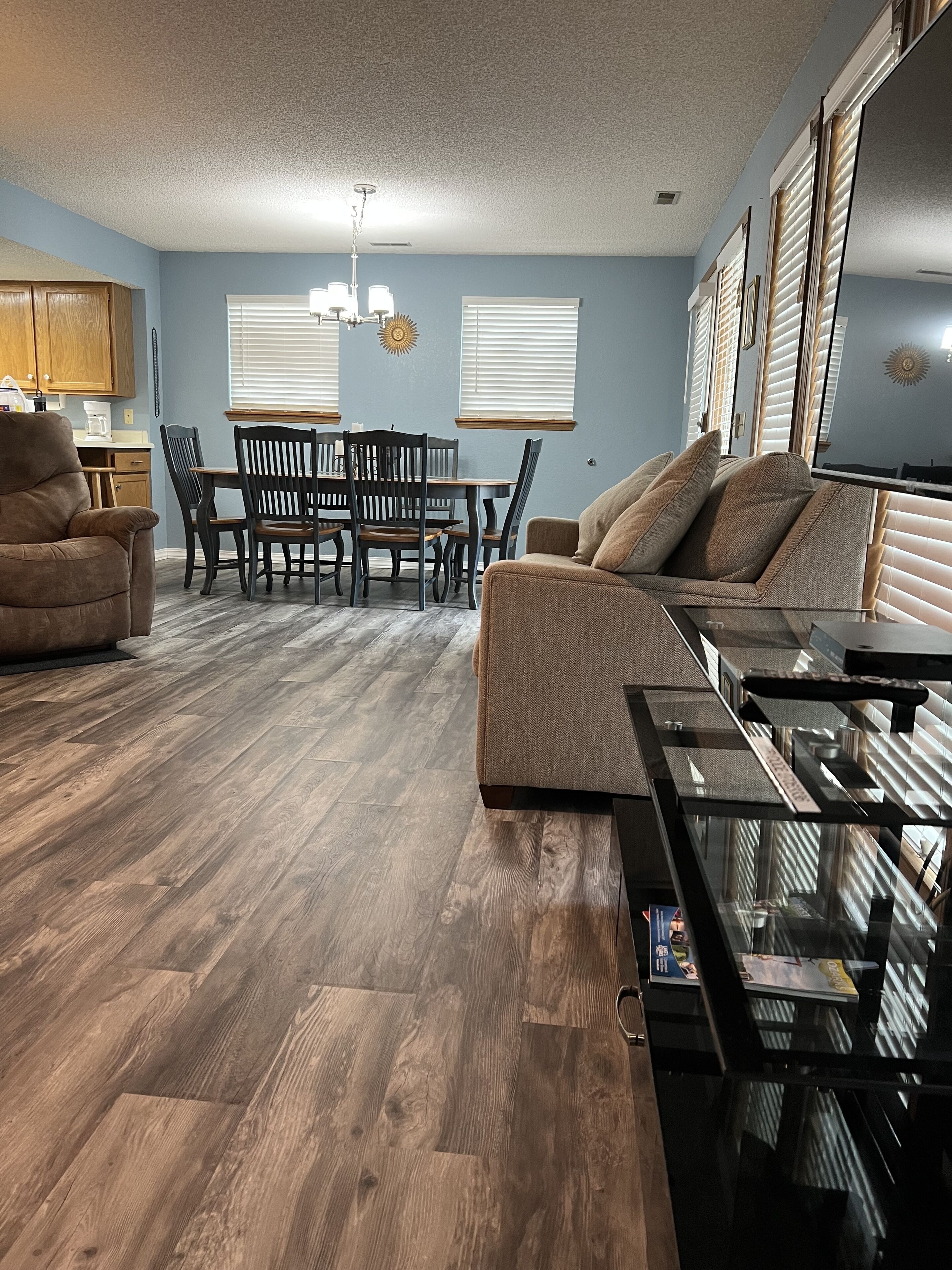 TV connectée, cheminée, table de tennis de table, livres