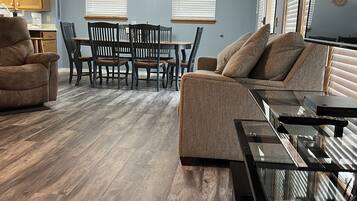 TV connectée, cheminée, table de tennis de table, livres