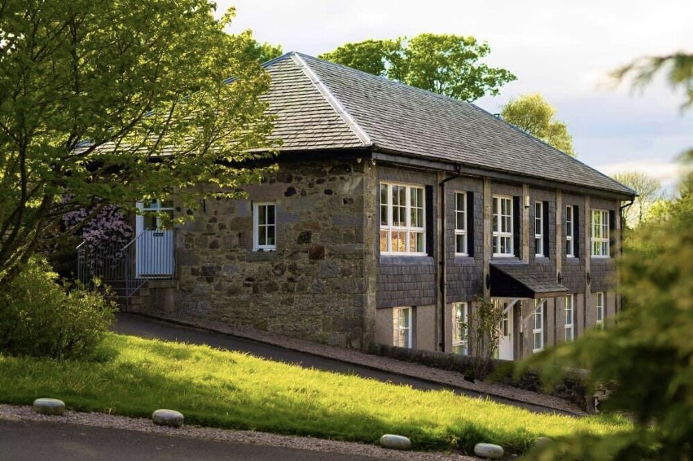 Stylish home in a beautiful countryside setting!