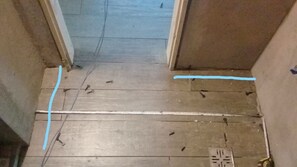 Hiustenkuivaaja, pyyhkeet, saippua, sampoo