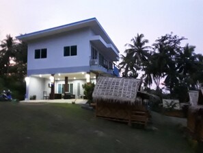 Vista frontal de la propiedad