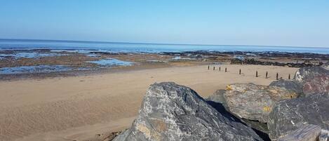 بالقرب من الشاطئ، كراسي للتشمس