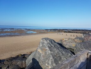 Vlak bij het strand, ligstoelen aan het strand