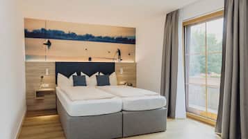 Escritorio, cortinas blackout, tabla de planchar con plancha y cunas
