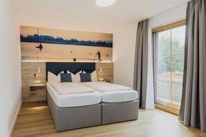 Comfort Double Room | Desk, blackout drapes, iron/ironing board, cribs/infant beds