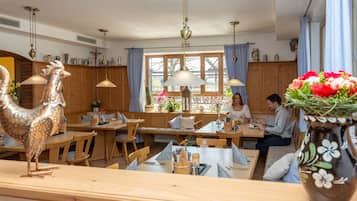 2 restaurantes, se sirven desayunos, comidas, cenas y cocina local