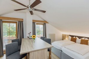 Eenvoudige vierpersoonskamer | Een bureau, verduisterende gordijnen, een strijkplank/strijkijzer