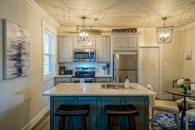 Fall Rates! Lux Lake Cottage, great location, perfect home & property.