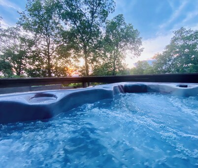 Early season rates! Lux Lake Cottage, great location, perfect home & property.