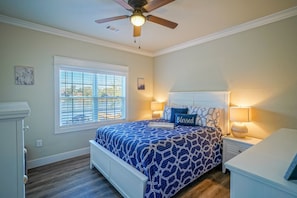 2 bedrooms, iron/ironing board, free WiFi, bed sheets - Luxury Lake Cottage, perfect location by land & water on amazing property. (Lake Hamilton)