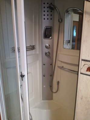 Studio, Terrasse (2) | Badezimmer | Haartrockner, Handtücher, Toilettenpapier