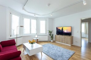 Apartment (5) | Living area | 130-cm flat-screen TV with satellite channels, TV - Altes Rathaus Hahnenklee (Goslar)