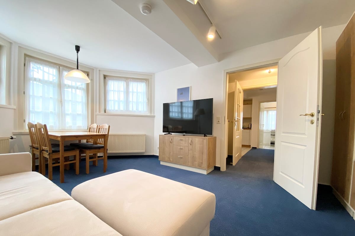Appartement | Woonruimte | Een 130-cm flatscreentelevisie met satellietzenders en een televisie