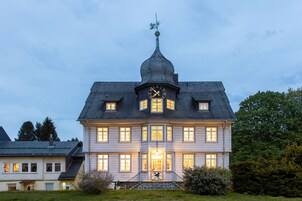 住宿正面 - 傍晚/夜晚