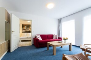 Leilighet (1) | Oppholdsområde | En 130-centimeters Flatskjerm-TV med Parabol-TV samt TV