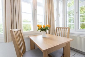 Apartment (7) | Living area | 130-cm flat-screen TV with satellite channels, TV - Altes Rathaus Hahnenklee (Goslar)