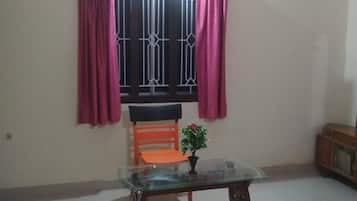 2 bedrooms, iron/ironing board, internet
