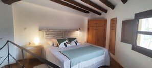 1 bedroom, free WiFi, bed sheets - Duplex loft in nature with garden and pool (Niguelas)