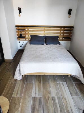 2 bedrooms, iron/ironing board, travel cot, free WiFi