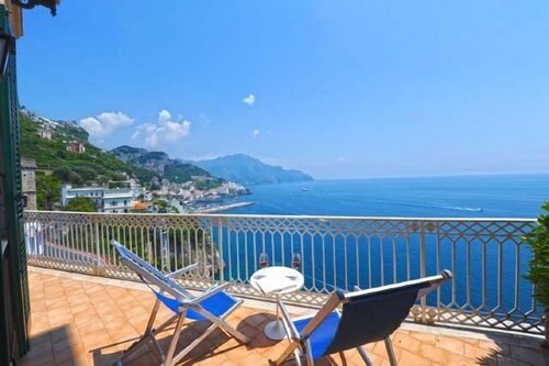 Amalfi Casa Dalì terassilla ja merinäköalalla