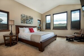 5 Schlafzimmer, Zimmersafe, Schreibtisch, Bügeleisen/Bügelbrett