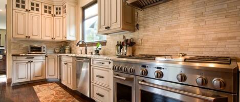 Een koelkast, een magnetron, een oven, een kookplaat