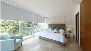 1 slaapkamer, een kluis op de kamer, een strijkplank/strijkijzer