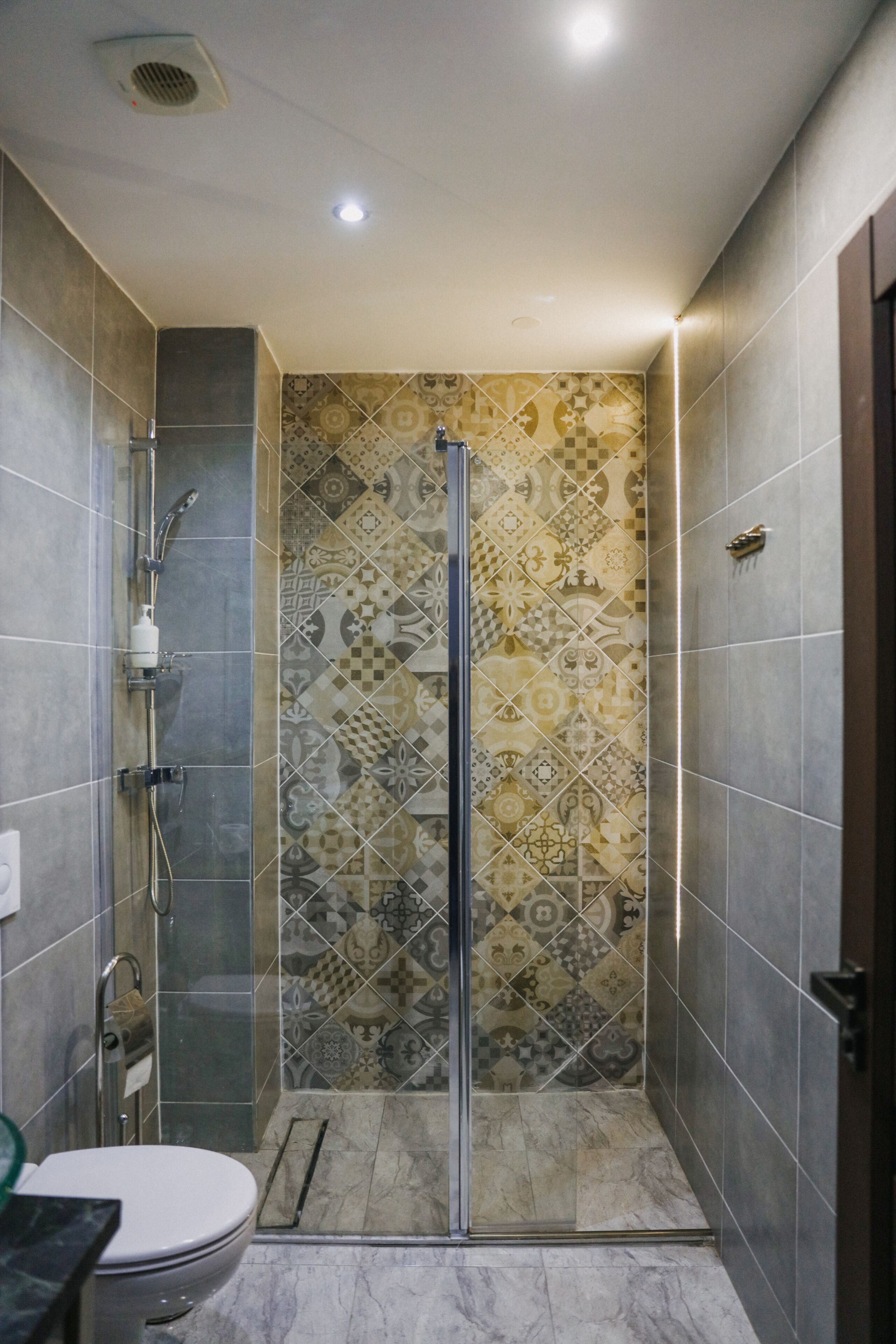 Chambre Deluxe double ou avec lits jumeaux | Salle de bain | Douche, pomme de douche hydromassante, articles de toilette (gratuits)