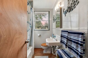 Combined shower/bathtub, hair dryer, towels, soap - VINTAGE RIVER CAMP CABIN! Private Medina river and green belt access!   (Bandera)