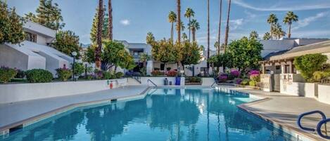 Alberca al aire libre y alberca climatizada