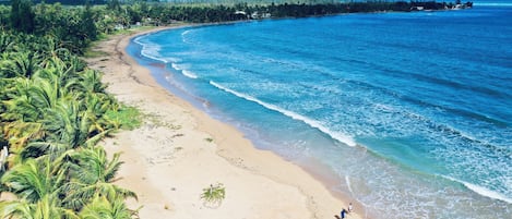 Sulla spiaggia, lettini da mare, teli da spiaggia