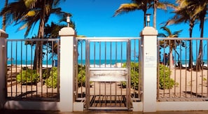 Na praia, espreguiçadeiras, toalhas de praia