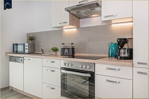 Kühlschrank, Mikrowelle, Ofen, Herdplatte