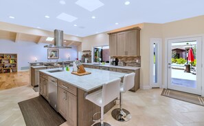 Fridge, microwave, oven, stovetop - Enjoy Your Scottsdale Oasis – Available for Barrett Jackson & Arabian Horse Show (Scottsdale)